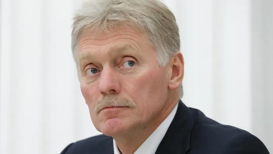 Песков отреагировал на монстра Лабубу с его лицом на ПМЭФ