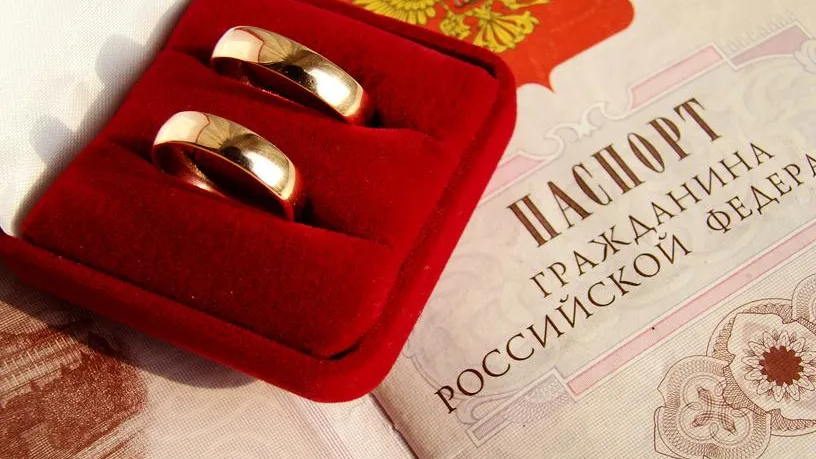Финансы и традиции: почему россияне не хотят регистрировать отношения